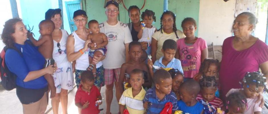 PROYECTO UN BAÑADOR PARA CADA NIÑO DE SAONA 2.013